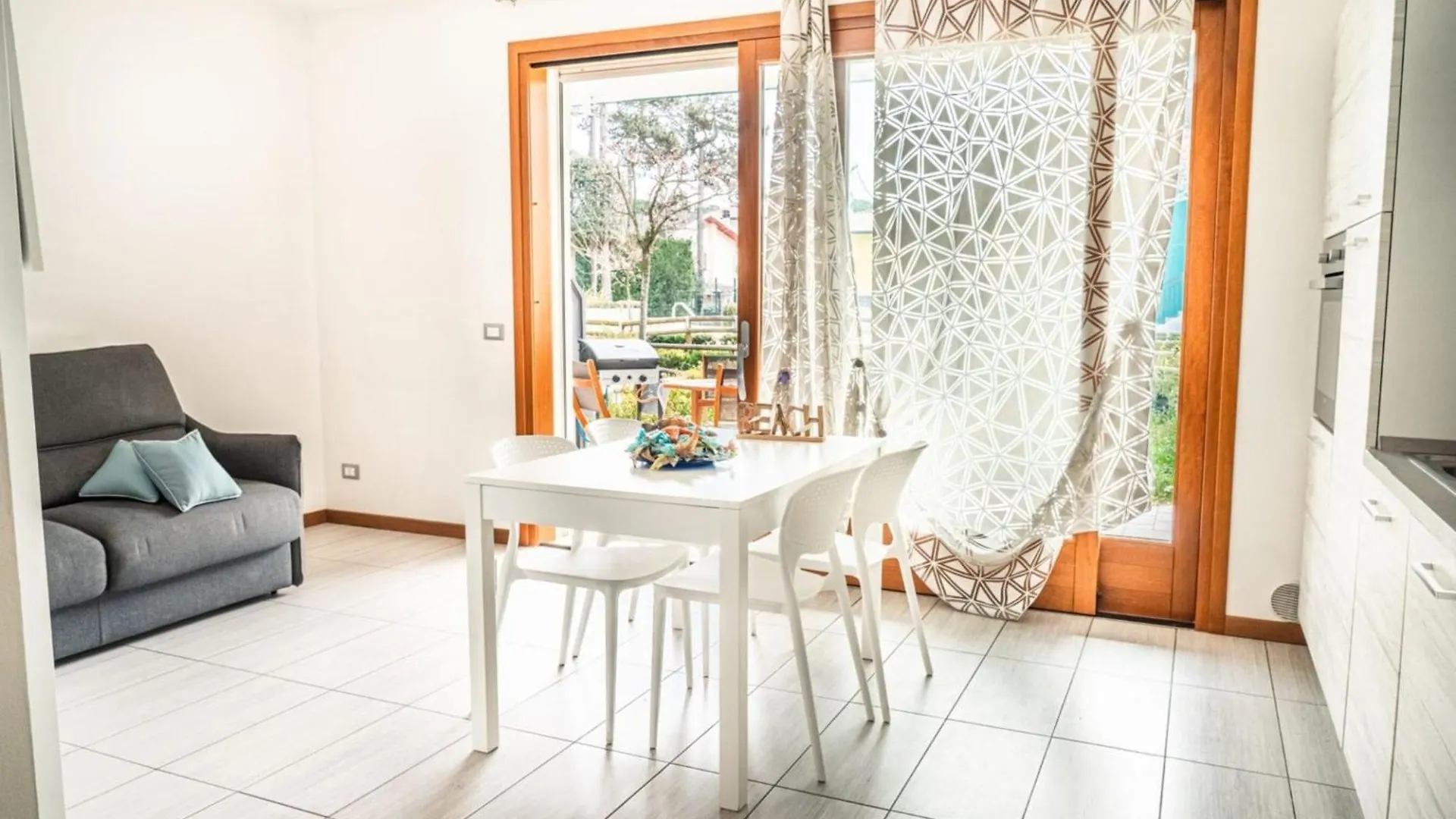 Comfortable Flat With Pool And Green Space Bibione Apartmán